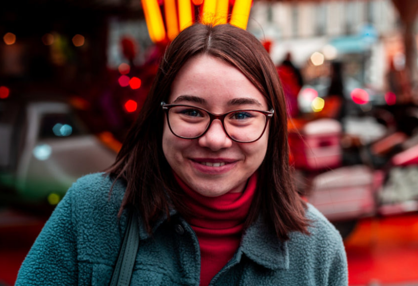 Femme souriante avec lunettes