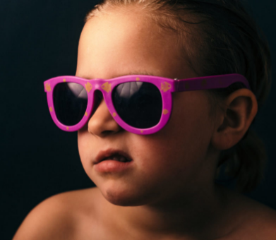 Enfant avec lunettes de soleil